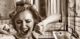 Jakie półki przy wannie?