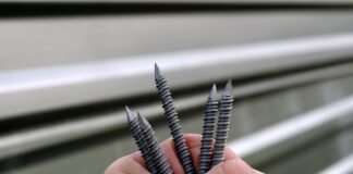 Czy mocować szafę do ściany?