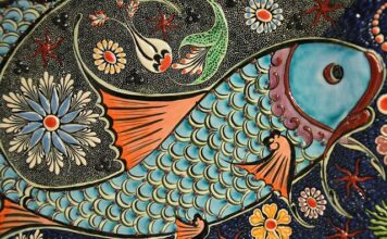 Czy układać płytki pod szafkami w kuchni?