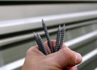 Jak mocować meble do ściany?