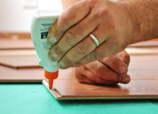 Co lepsze lakier czy laminat?