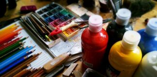 Co jest lepsze akryl czy lakier?