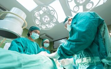 Ile zarabia lekarz chirurg?