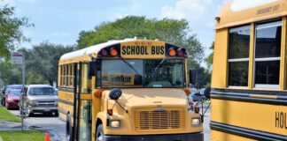 Jak zwolnić hamulec ręczny w automacie?