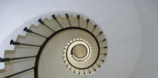 Na jakim biegu najlepiej odpalać samochód?