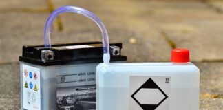 Czy można ładować akumulator z podłączonymi klemami?